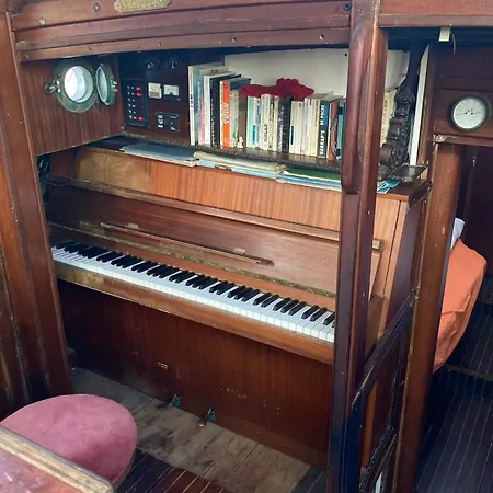 Old Boat Botel